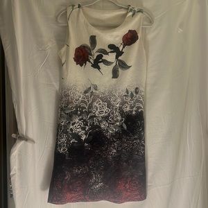 Dress with flower details in the colors red, black, green, white